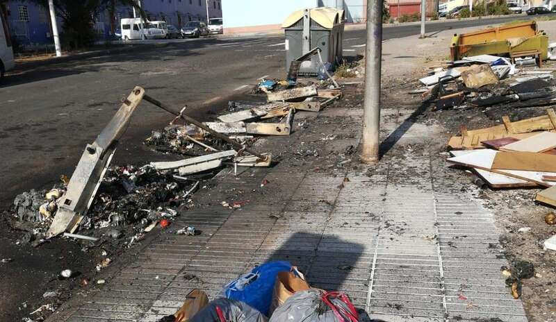 Sólo quedaron las piezas metálicas de los contenedores de plástico/TR.